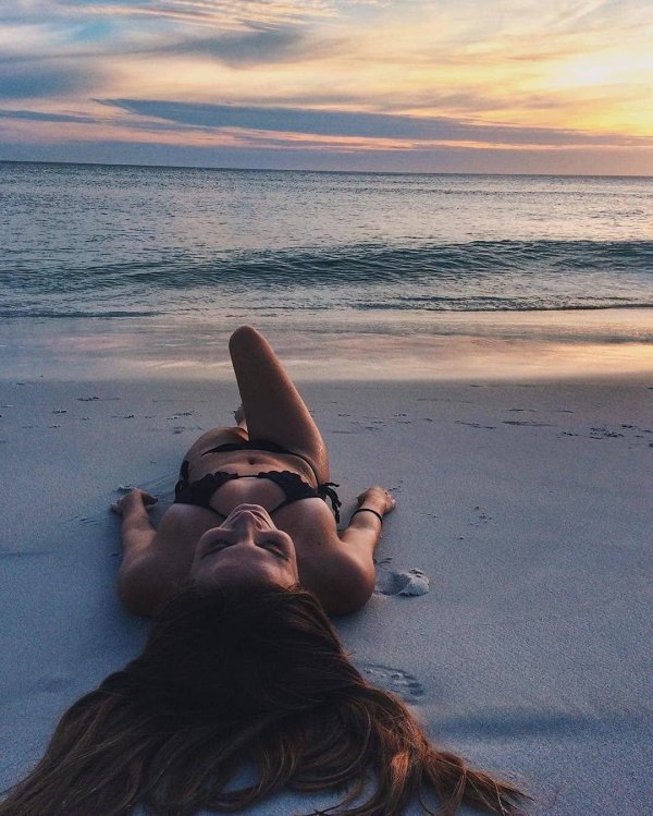 С пляжем и девушками