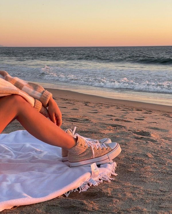 С пляжем и девушками