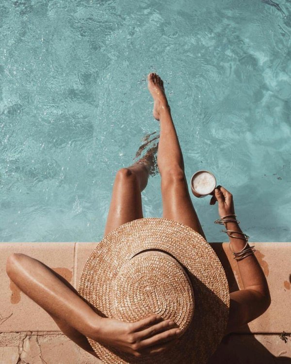 С пляжем и девушками