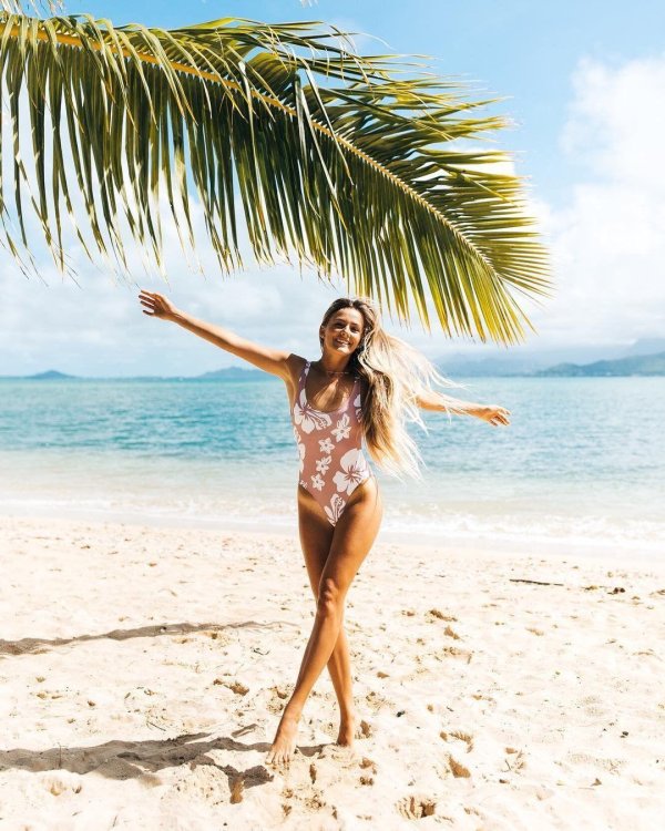 С пляжем и девушками