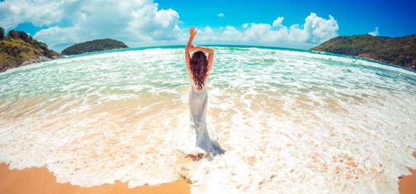 С пляжем и девушками