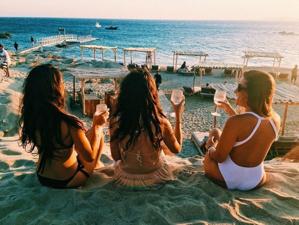 С пляжем и девушками