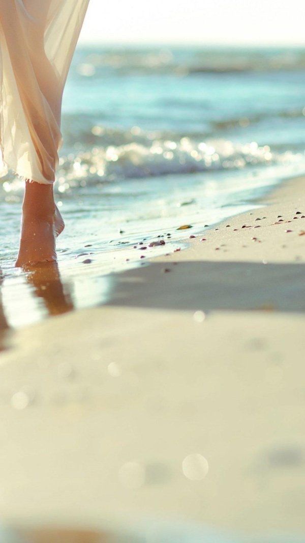 С пляжем и девушками