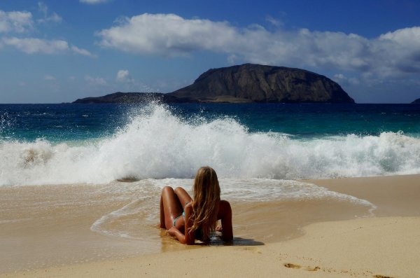 С пляжем и девушками