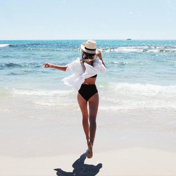 С пляжем и девушками