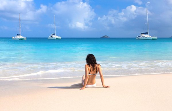 С пляжем и девушками