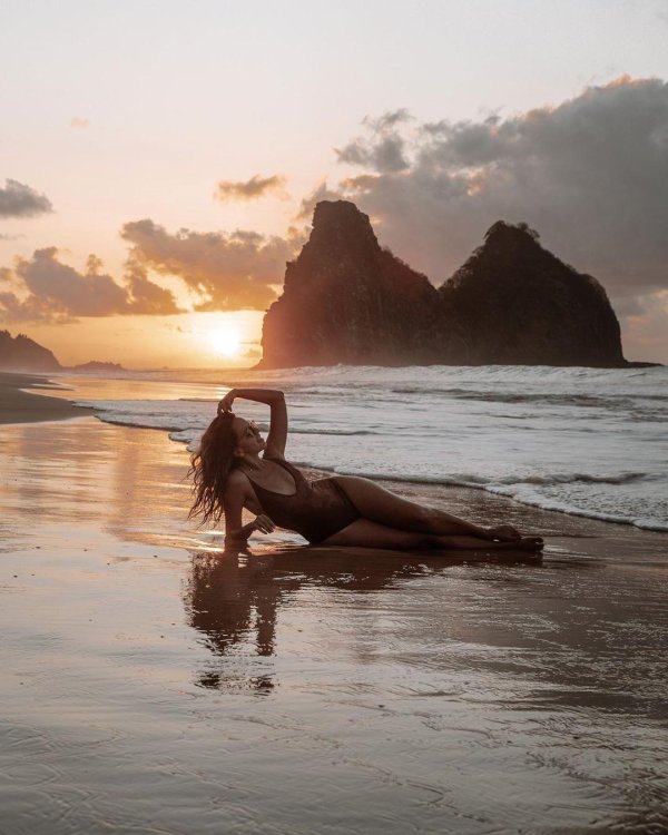 С пляжем и девушками