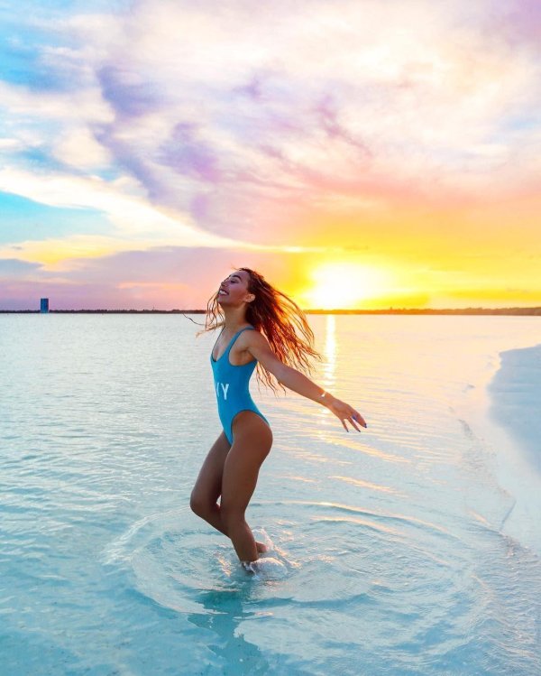 С пляжем и девушками