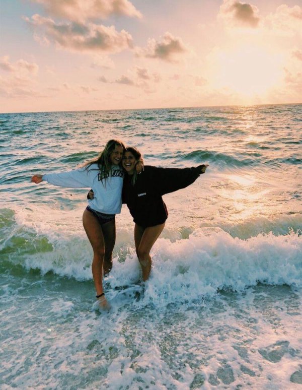 С пляжем и девушками