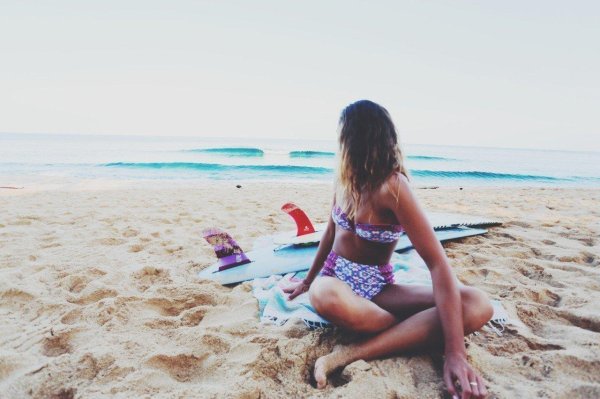 С пляжем и девушками