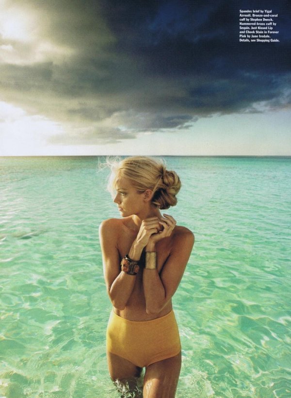 С пляжем и девушками