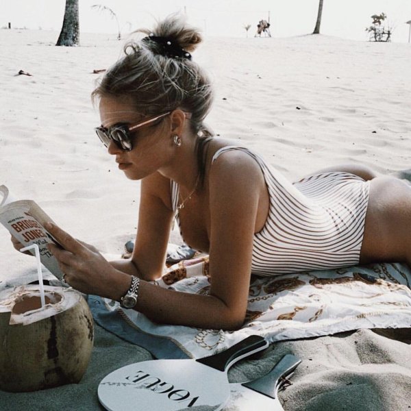 С пляжем и девушками