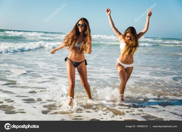 С девушками на пляжу