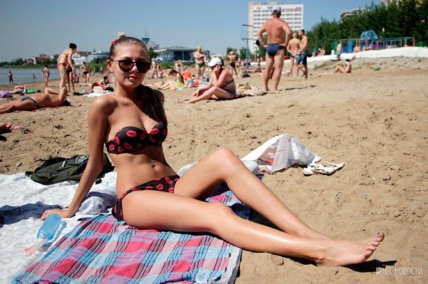 С девушками на пляжу