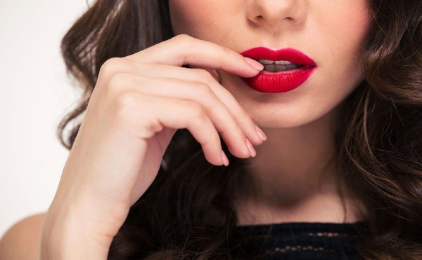 С девушками и губами