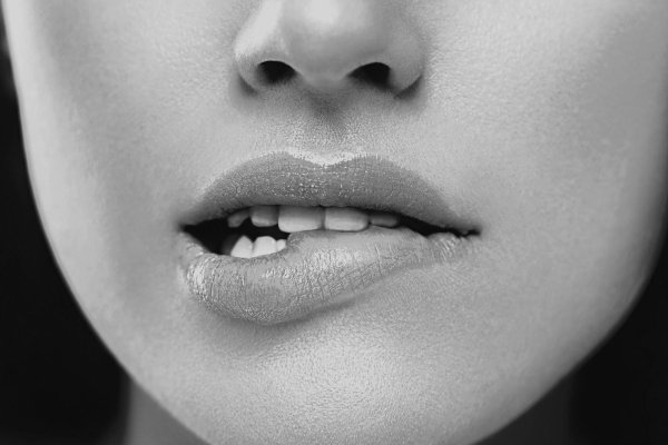 С девушками и губами