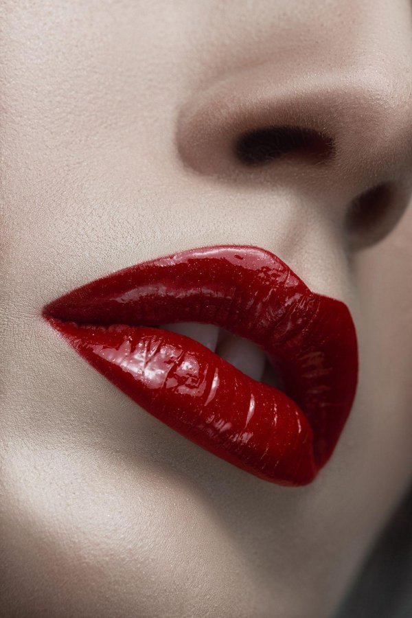 С девушками и губами