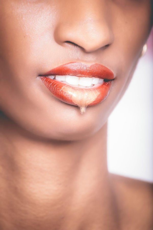 С девушками и губами