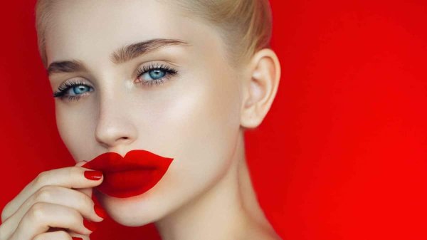 С девушками и губами