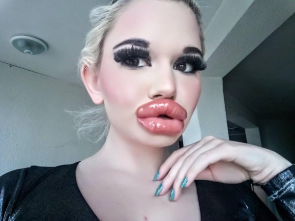 С девушками и губами