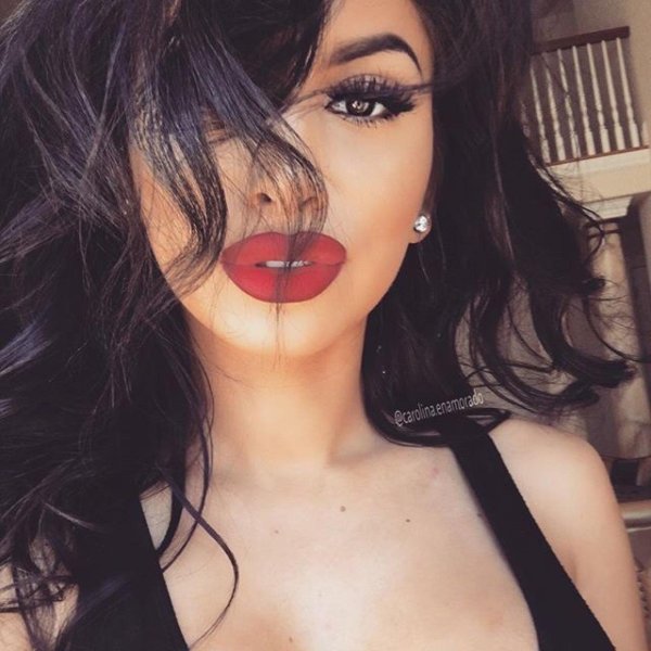 С девушками и губами