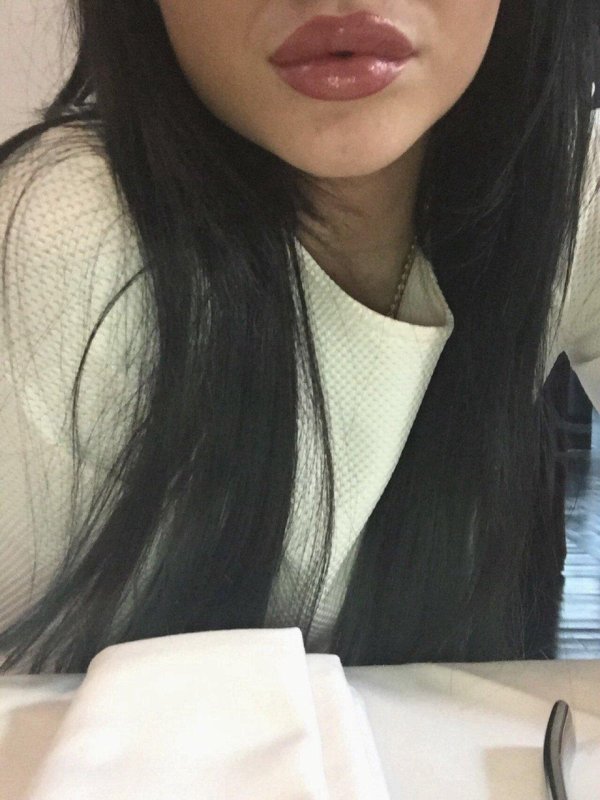 С девушками и губами