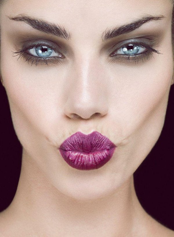 С девушками и губами