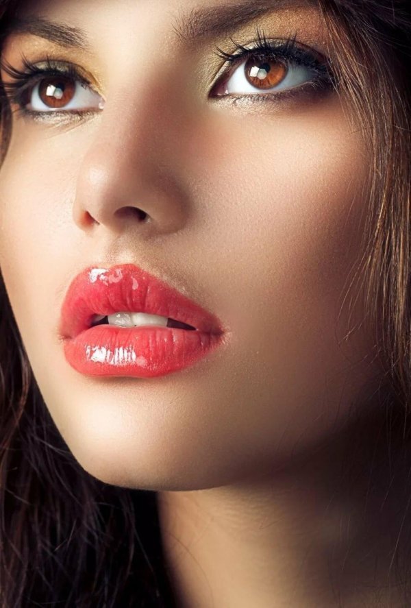 С девушками и губами