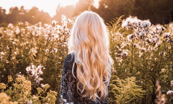 Девушка спиной длинные волосы