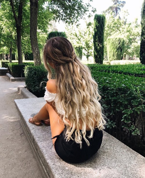 Девушка спиной длинные волосы