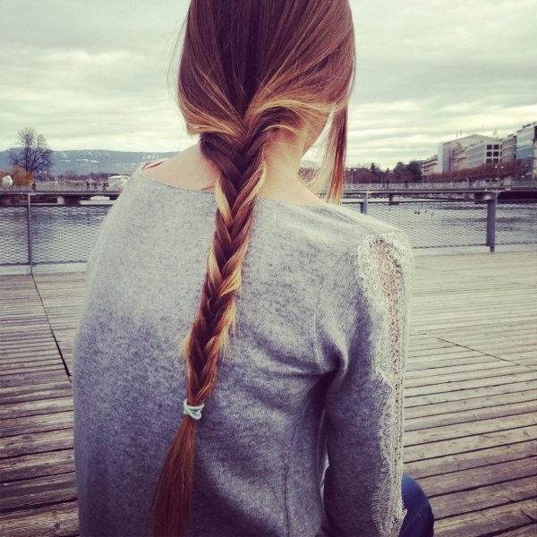 Девушка спиной длинные волосы