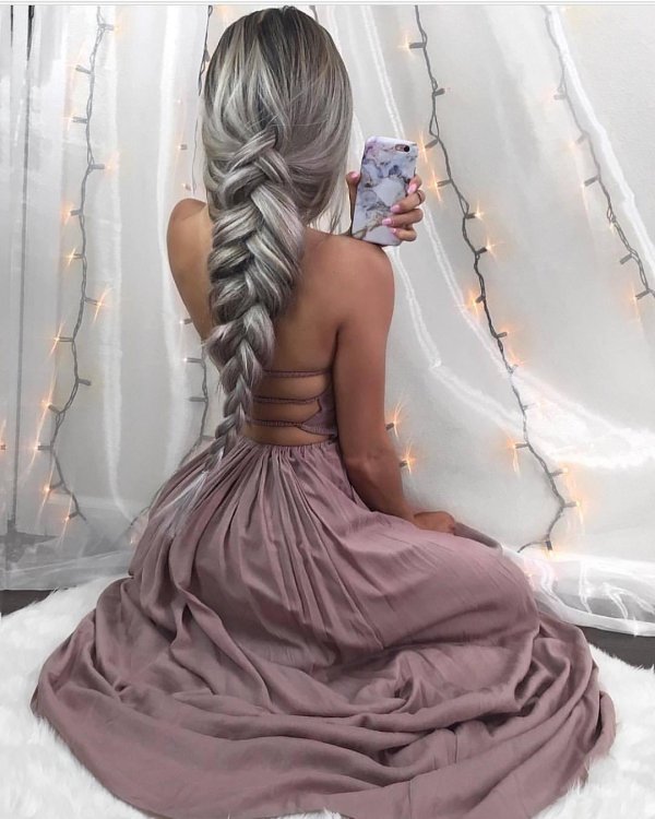 Девушка спиной длинные волосы