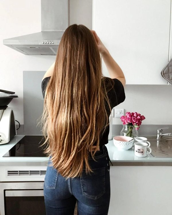 Девушка спиной длинные волосы