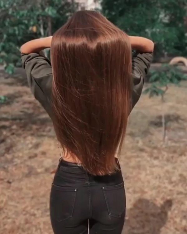 Девушка спиной длинные волосы