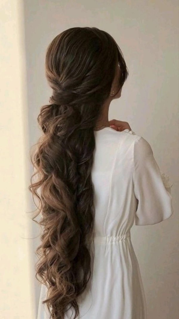 Девушка спиной длинные волосы