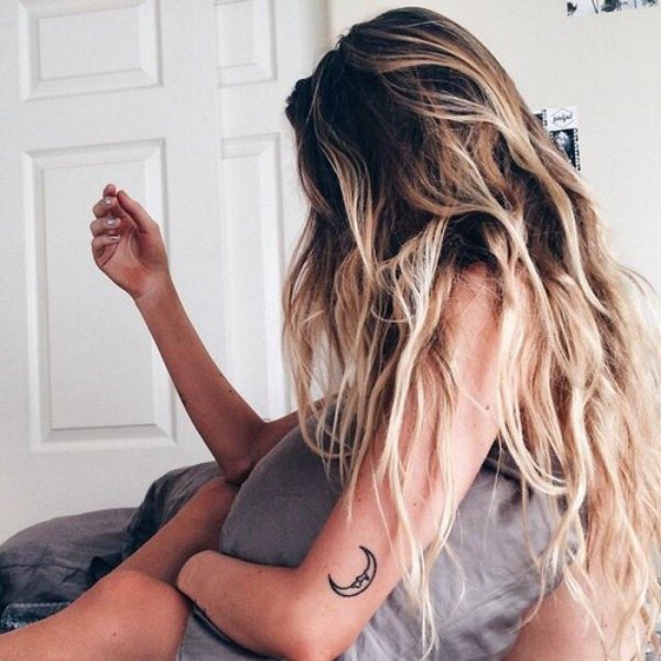 Девушка спиной длинные волосы