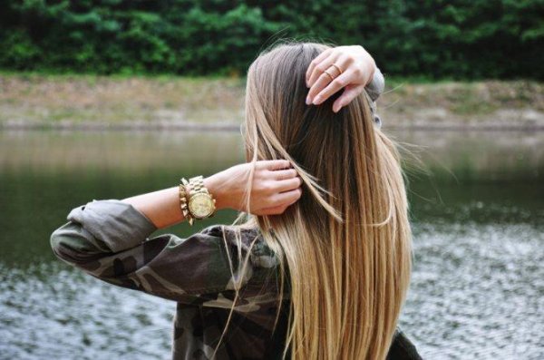 Девушка спиной длинные волосы
