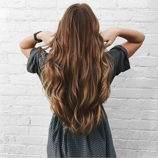 Девушка спиной длинные волосы