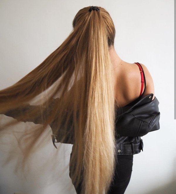 Девушка спиной длинные волосы