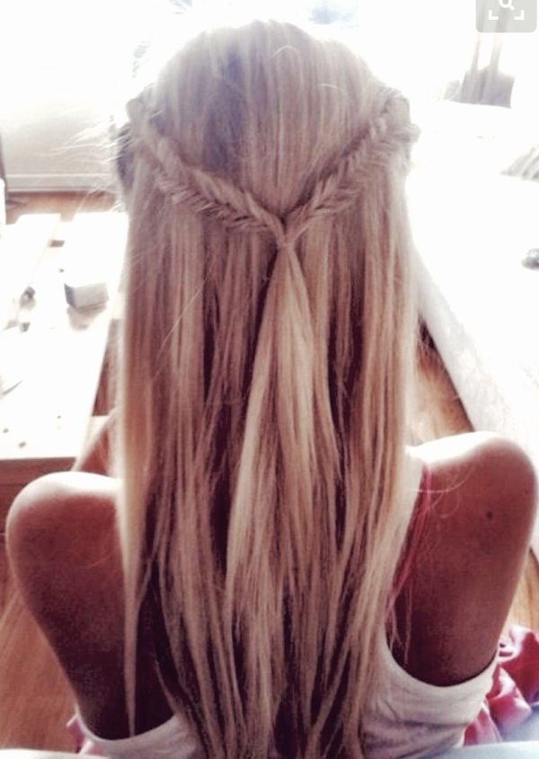 Девушка спиной длинные волосы