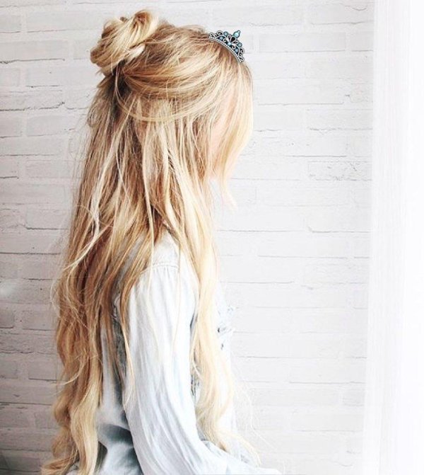 Девушка спиной длинные волосы