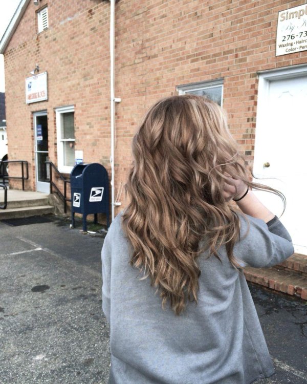 Девушка спиной длинные волосы