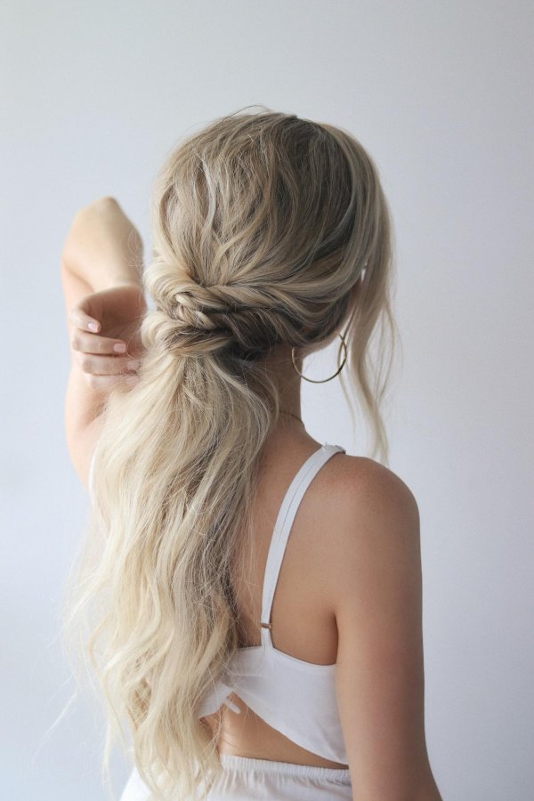 Девушка спиной длинные волосы