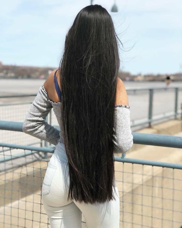 Девушка спиной длинные волосы