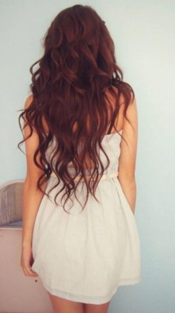 Девушка спиной длинные волосы