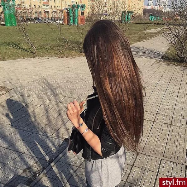 Девушка спиной длинные волосы