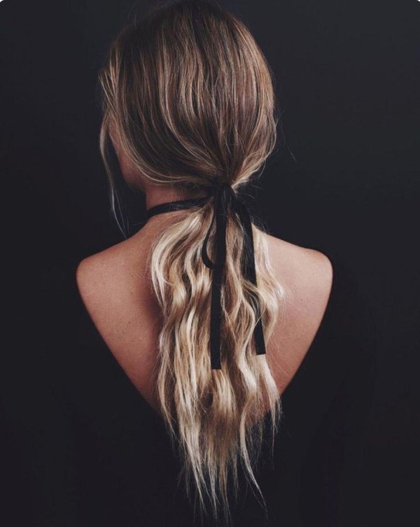 Девушка спиной длинные волосы