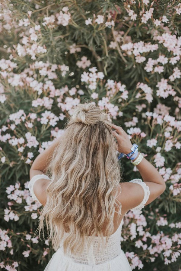 Девушка спиной длинные волосы