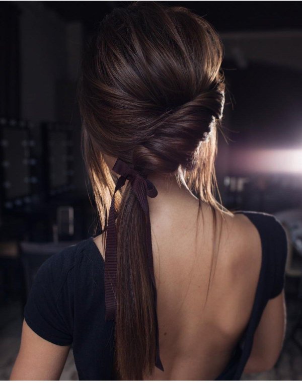 Девушка спиной длинные волосы