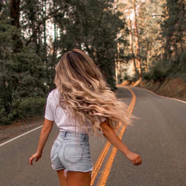 Девушка спиной длинные волосы